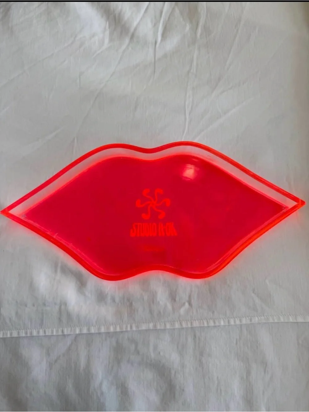 Neon Pink Lip-Shaped Jewelry Tray